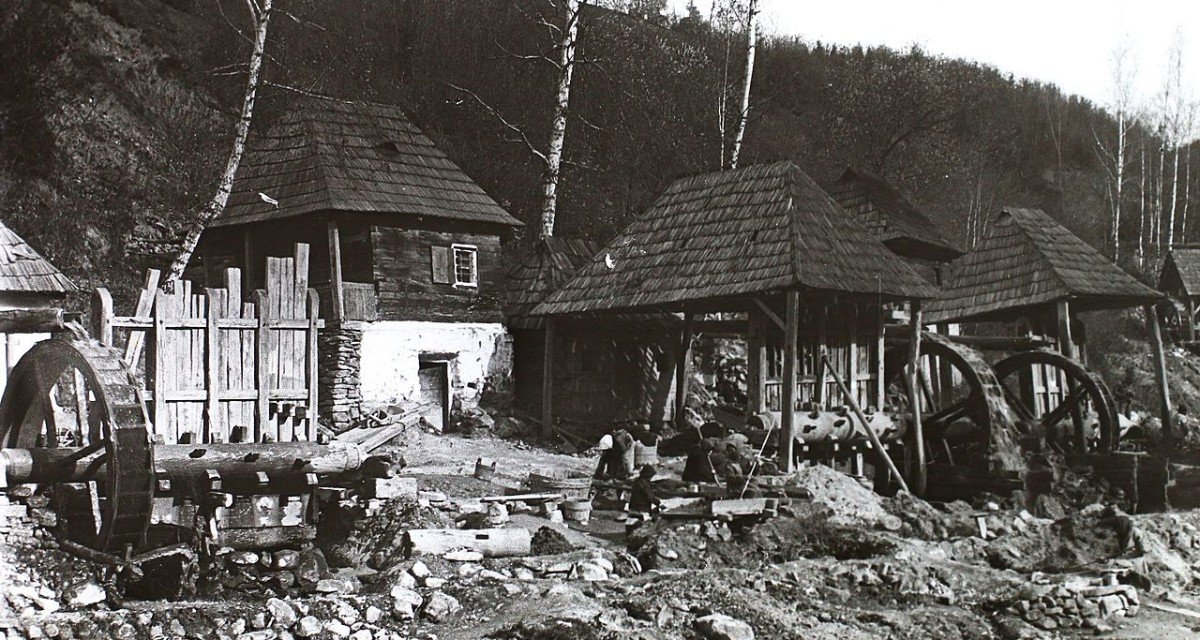 Az aranytartalmú érc aprítására szolgáló „aranyzúzó” malmok Verespatakon (1907). Forrás: Wikipédia 