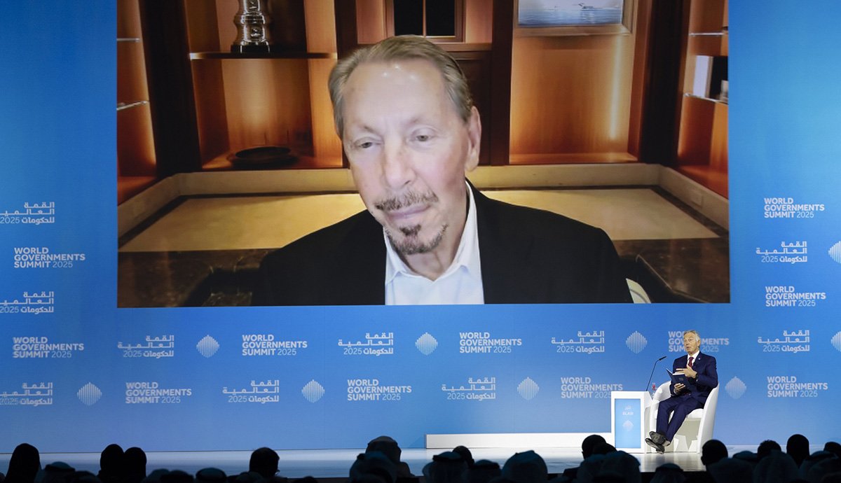 Larry Ellison online bejelentkezve beszélgetett Tony Blair volt brit miniszterelnökkel. •  Fotó: World Governments Summit