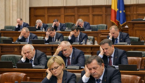 Legalább a szenátorok is szívnak egy kicsit: ezentúl kötelező lesz a fizikai részvétel az üléseken – hírmix