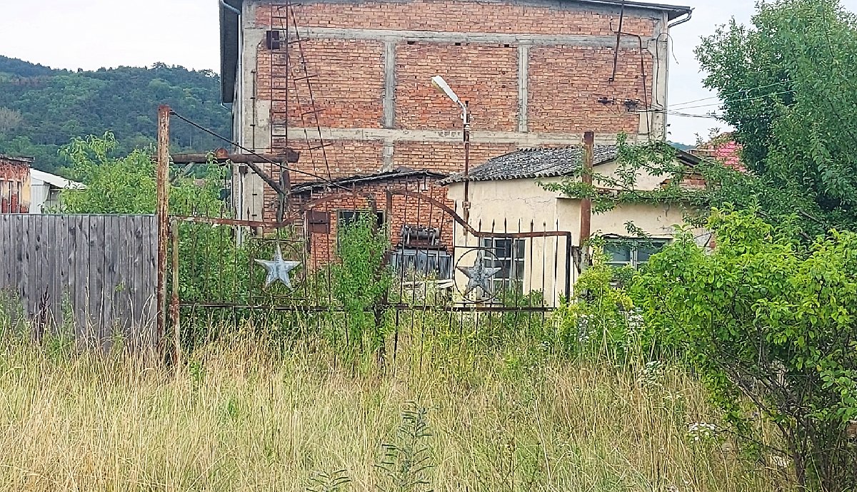 Egy régi komcsi ipari bejárat. A csillagok annak idején nyilván vörösek voltak. Amikor minden jobb volt, állítólag. 
