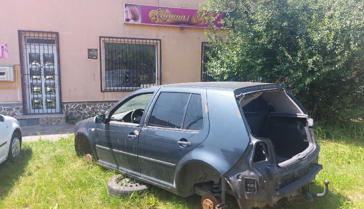 Előtérben egy darab Nyugat. Bontóban lenne a helye. A háttérben a Glamour fodrászat. Éppen vagy végleg zárva. 