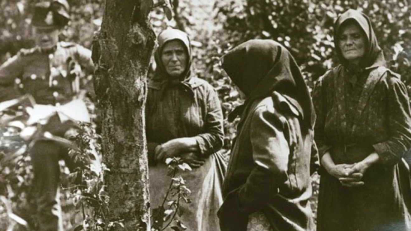 A fotó a híres tiszazugi ügyben készült pár évtizeddel később, de hűen tükrözi azt a társadalmi közeget, amelyben a szatmári esetek is történtek. 