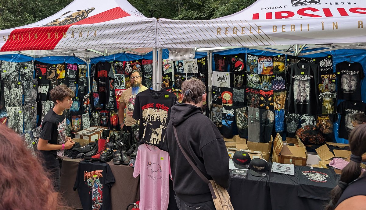 Merchandise-sátor. Elég borsos árakon lehetett pólókat venni. 