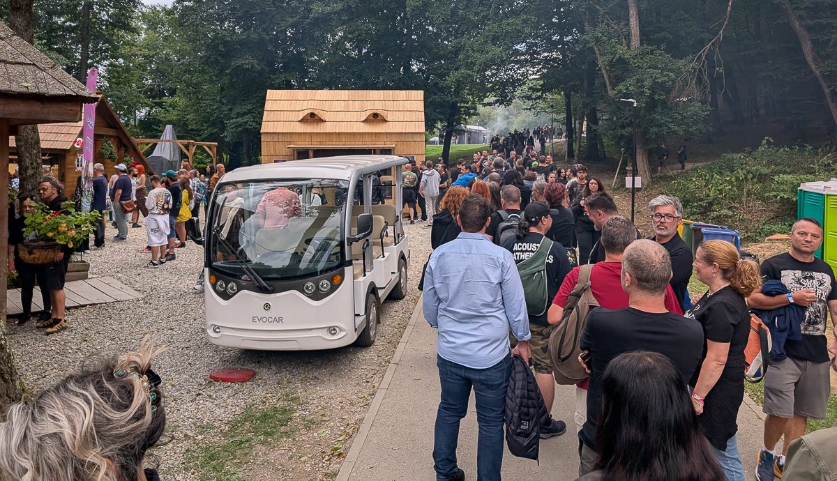 Ott van a zsetonos bódé, ni. 