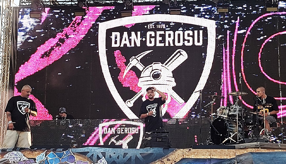 A színpadon Dan Gerosu, egy klasszikus bukaresti rapper. (Fotók: Szántai János) 