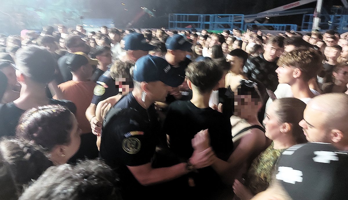 A Puya-koncerten váratlanul megjelent a csendőrség és egy micc alatt kiemelt a közönségből vagy öt nagyon tini srácot. Puya úr persze megragadta az alkalmat, hogy a policiját csesztesse egy kicsit. 