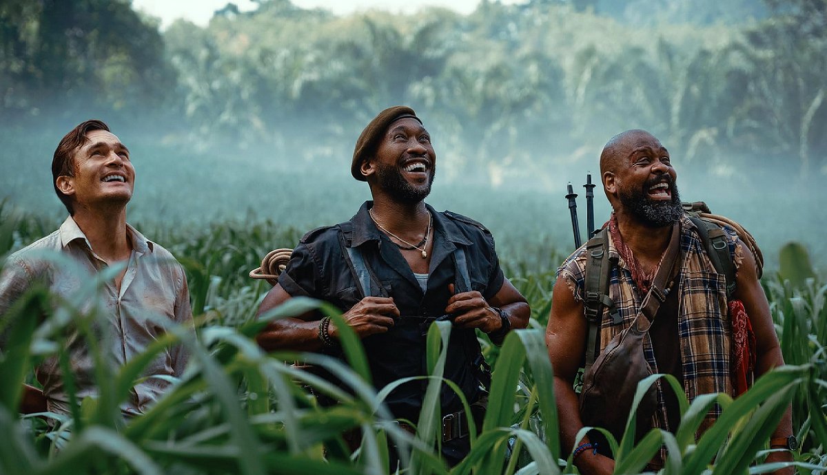 És a humanoidok (balról jobbra Rupert Friend, Mahershala Ali és Bechir Sylvain), akik csodálják őket, gyermeki örömmel az arcukon. 