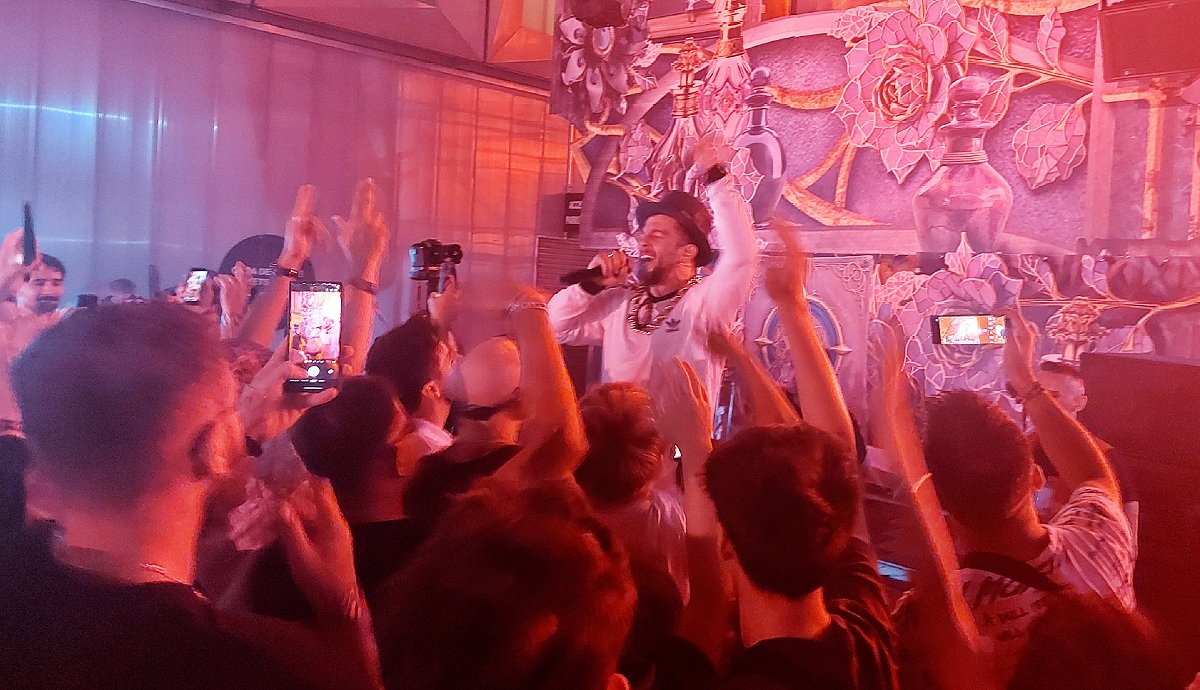 Az egyetlen előadó, aki lejött a színpadról: az egészen sajátos utat bejáró Macanache, akinél a rap néha egészen magas nívón működő metafizikai diskurzussá válik. 