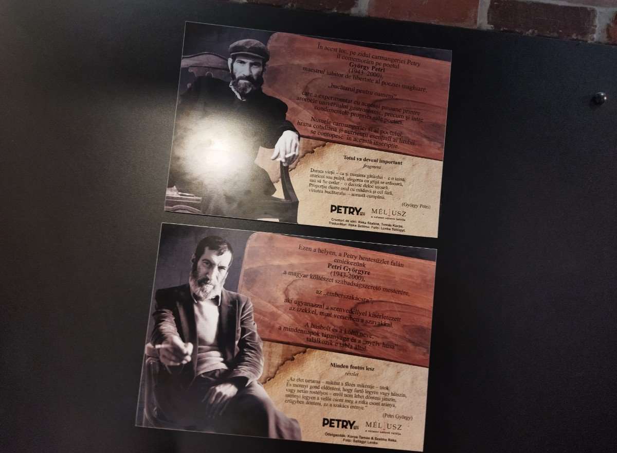 A román és a magyar emléktábla. Nem a táblák ferdék, a fotós béna. (A szerző felvétele) 