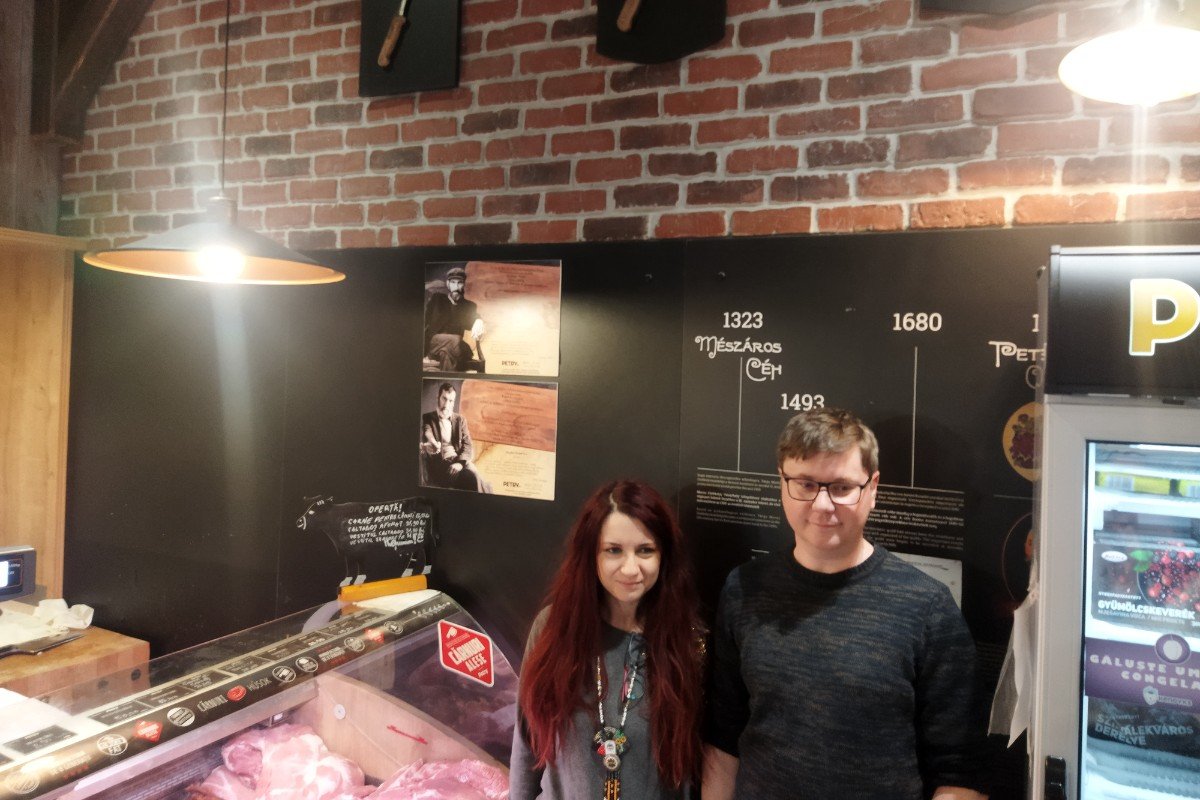 Az ötletgazdák, Szalma Réka és Korpa Tamás a húspult és az emléktáblák mellett (A szerző felvétele) 