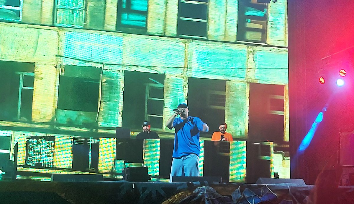 Puya úr volt az idei Untold hazai rapsztárja, aki a nagyszínpadot is megjárta, ahol 10 000 embernek süvöltötte, hogy kóbor kutyák vagyunk. 