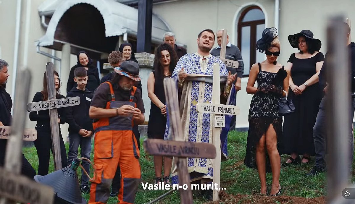 Meghalt a primár, vagyis a polgármester. A mindenható pap épp útjára bocsátja, a pap mellett a primár özvegye. (Jelenet a filmből. Forrás: Youtube.) 