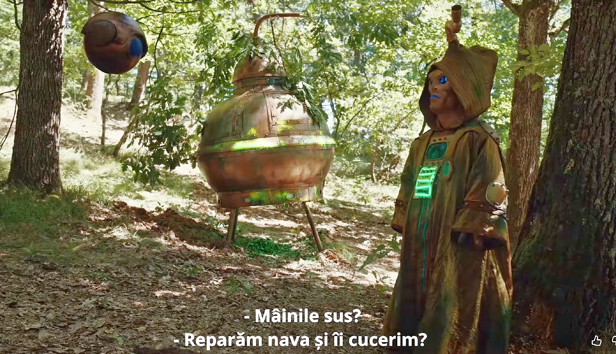 Jobbra a földönkívüli, aki nem magyar, középen a szeszkazán-űrhajó, balra a nőhangú robotasszisztens. (Jelenet a filmből. Forrás: Youtube.) 