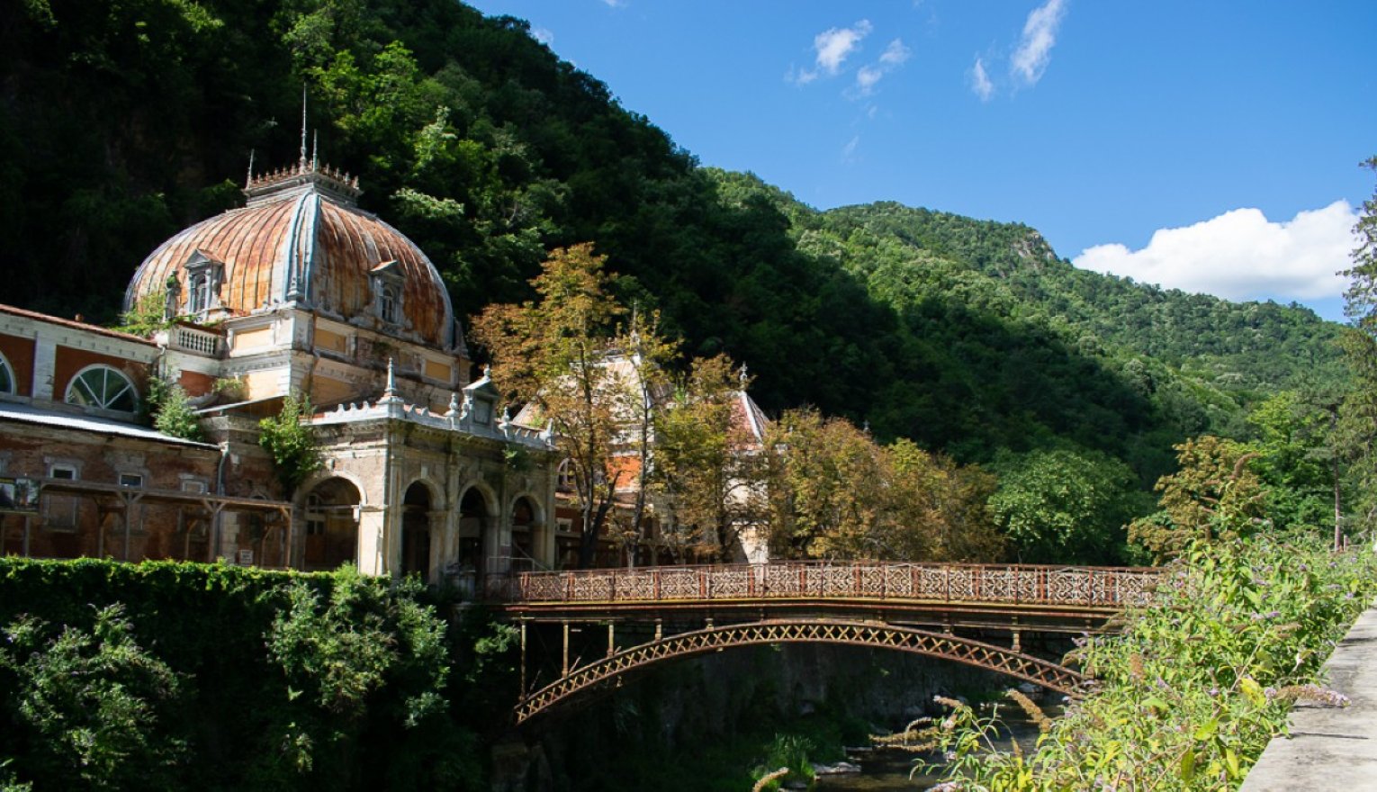 Tizenkilenc ingatlant vett vissza a román állam Herkulesfürdőn, hat embert ítéltek el – szombati hírek