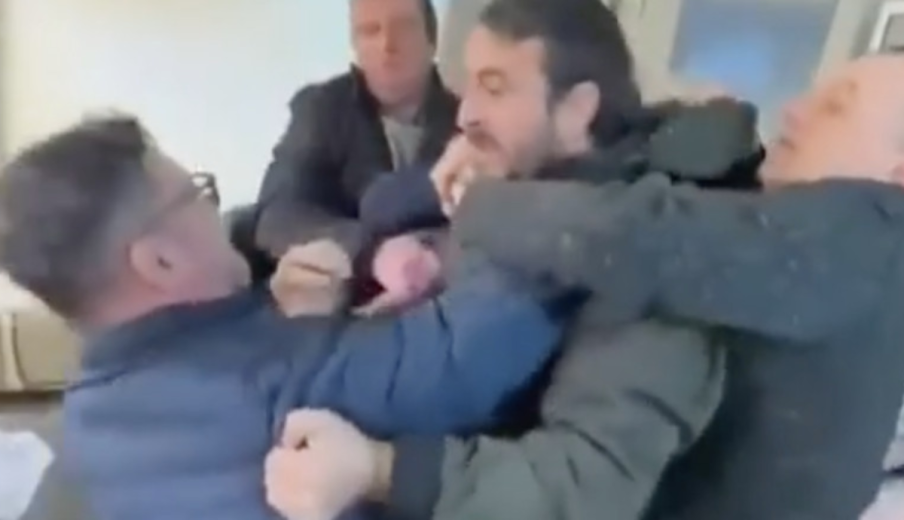 Csirkefogónak nevezte Hargita megyei párttársát az AUR-os Dan Tanasă, kapta is a sallert – hírmix