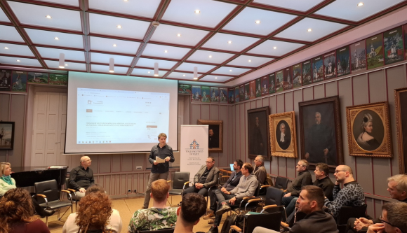 Diplomás pizzafutár és a szomszéd, akinek 300 lakása van – Mit ad nekünk az erdélyi magyar szociológia?