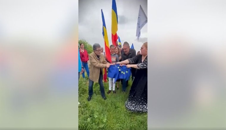 Diana Șoșoacă, az európai parlamenti képviselő eltépte az európai zászlót