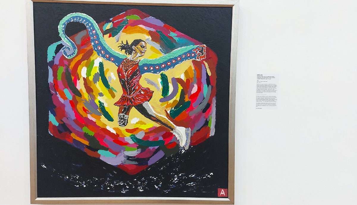 A képekhez társított címkéken a szerző kimerítő (értsd, szájbarágós) magyarázatokkal látja el a nézőt arra vonatkozóan, hogy az adott kép miről is szól. És igen gyakran ismétli, hogy ez az ő képe, értsd, nem a másé. Mintha nem lenne egyértelmű, ha az ő egyéni kiállításán vagyunk. 