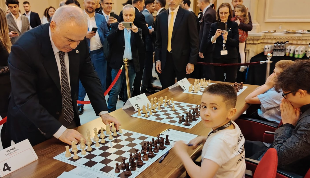 Garri Kaszparov, a sakkozás történetének 13. világbajnoka rendezgeti a figurákat. Forrás: Facebook/Balog Ronaldo 