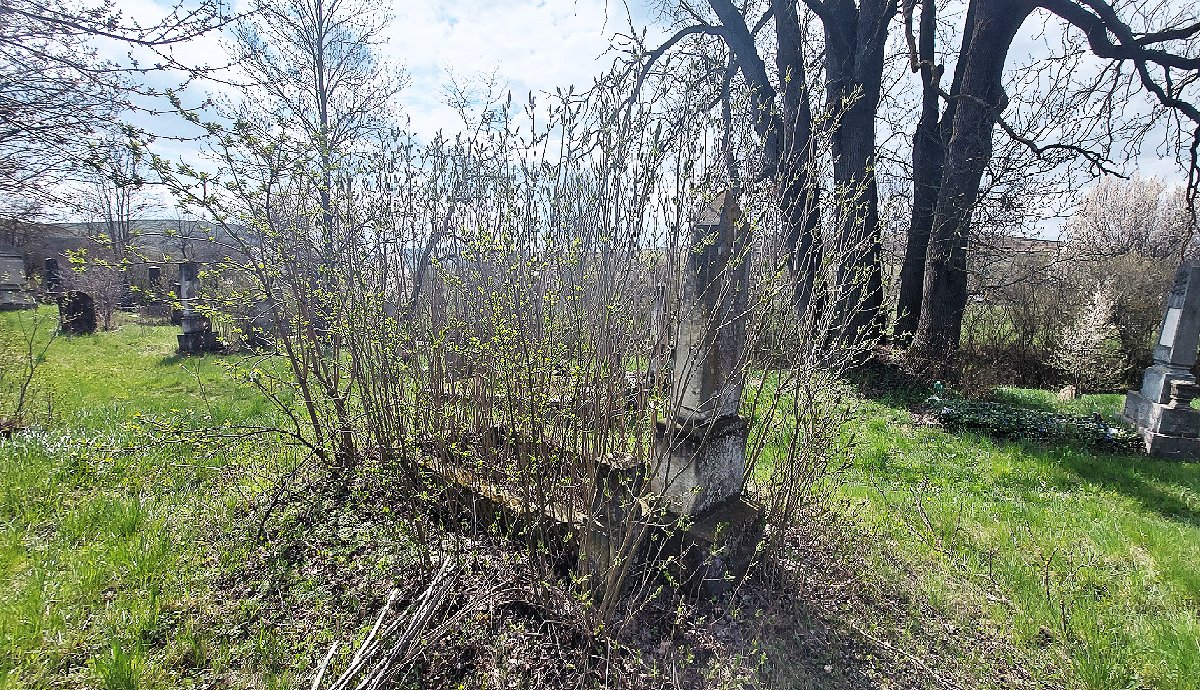 Vesszőkkel benőtt sír a nádasdaróci templom kertjében, amely egyébként Egeres-gyártelep határában áll. 