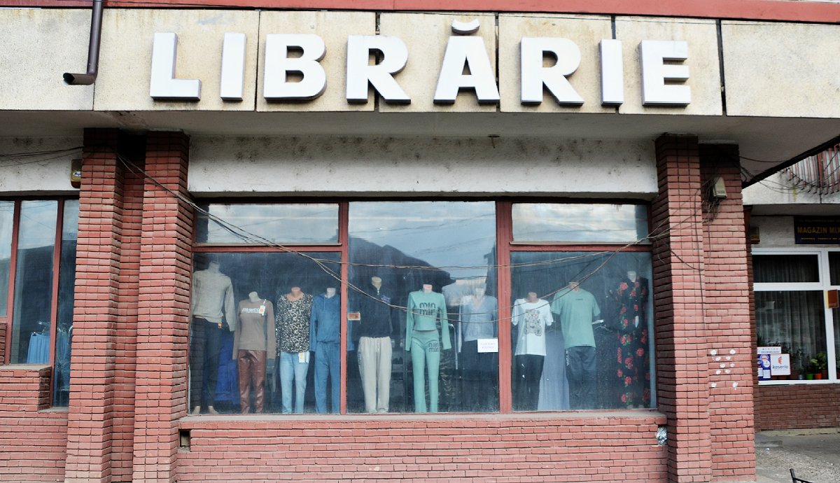 Valamikor könyvesbolt volt. Most használtruha-bolt. Vagy tán az sem. 