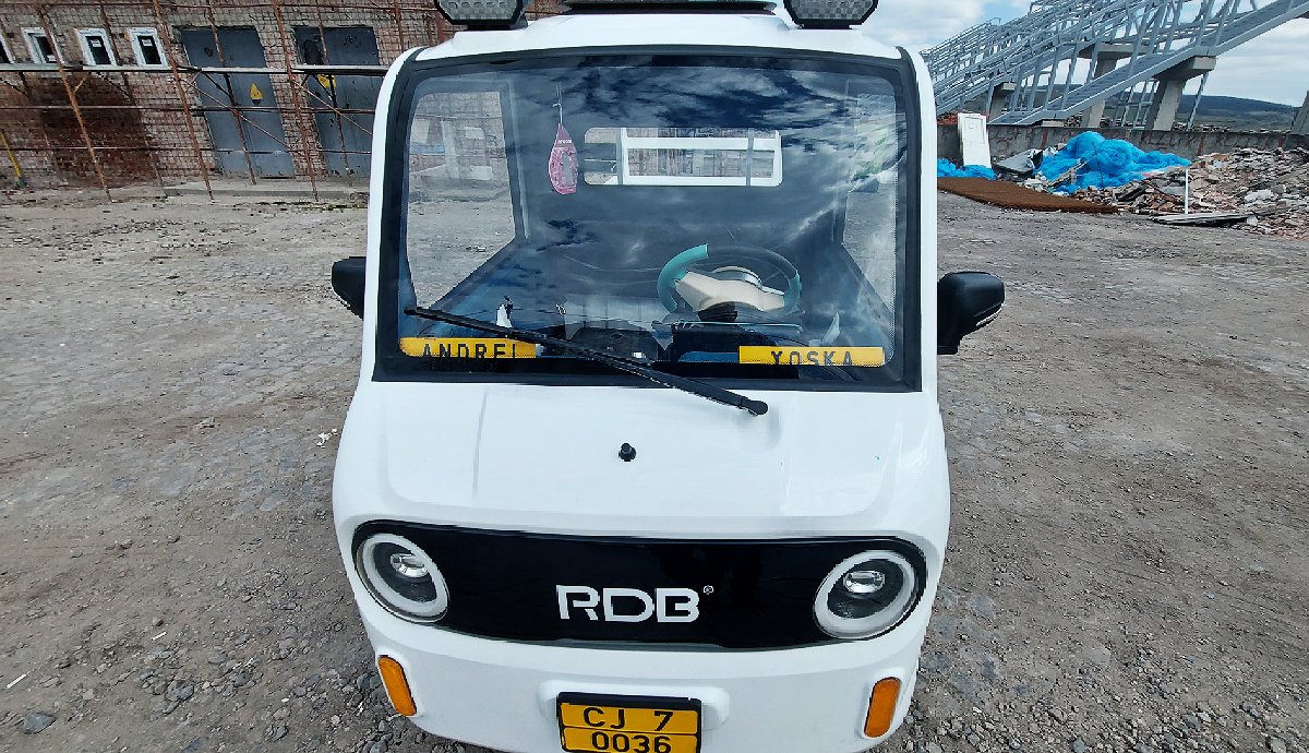 Yoska és Andrei, avagy a népek barátsága. Egeres és környéke élen jár az elektromosjármű-használat terén. Több tucat, többnyire három kerekű áramos robogót számoltam össze.