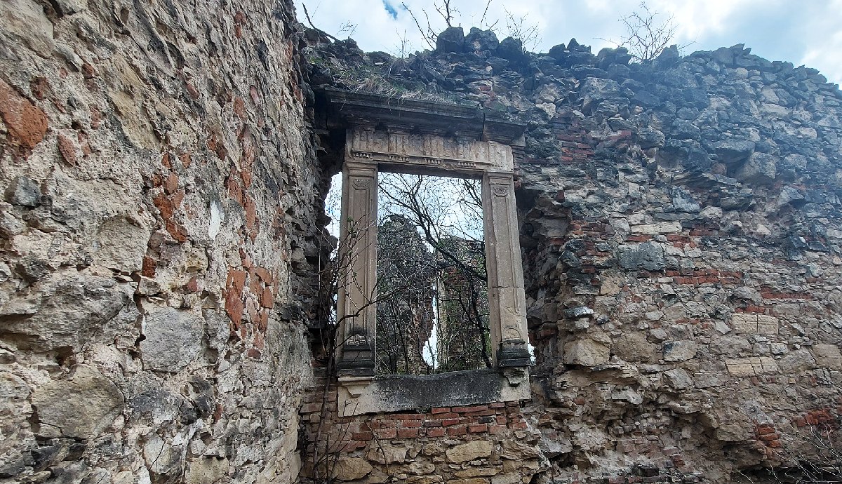 Az a bizonyos megmentésre érdemes ajtókeret az egeresi Bocskai-kastélyromban. 