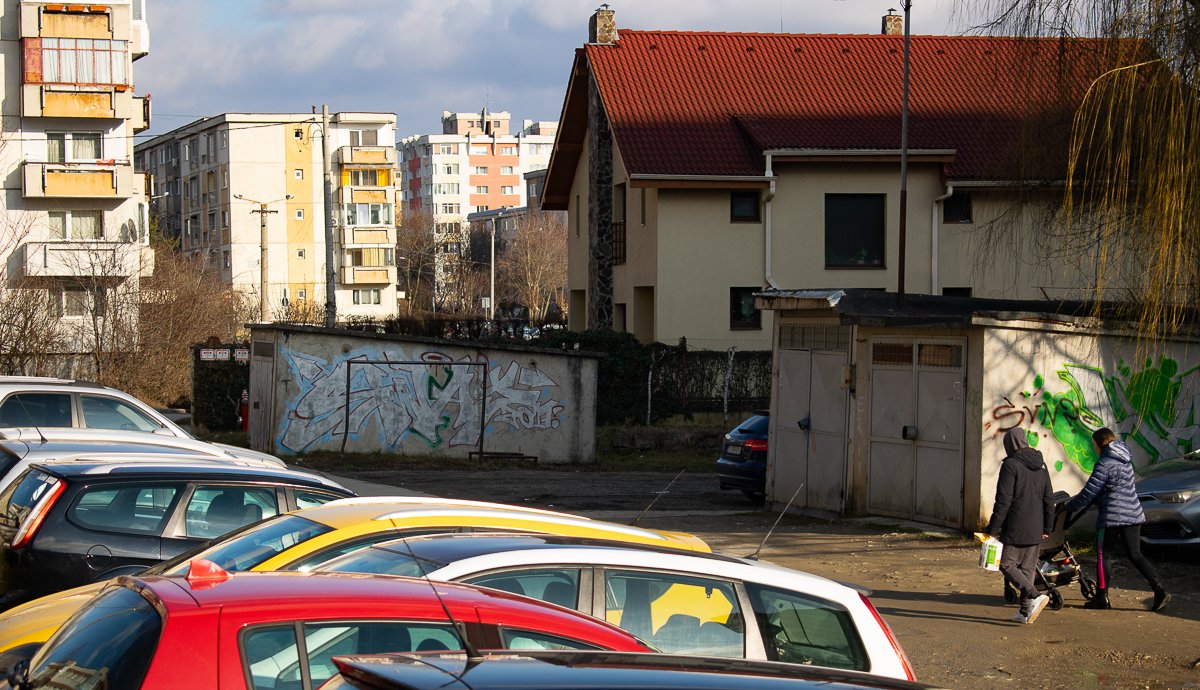 Van itt minden: új kertes ház, gödrös út, régi tömbház és garázsmonstrumok is.