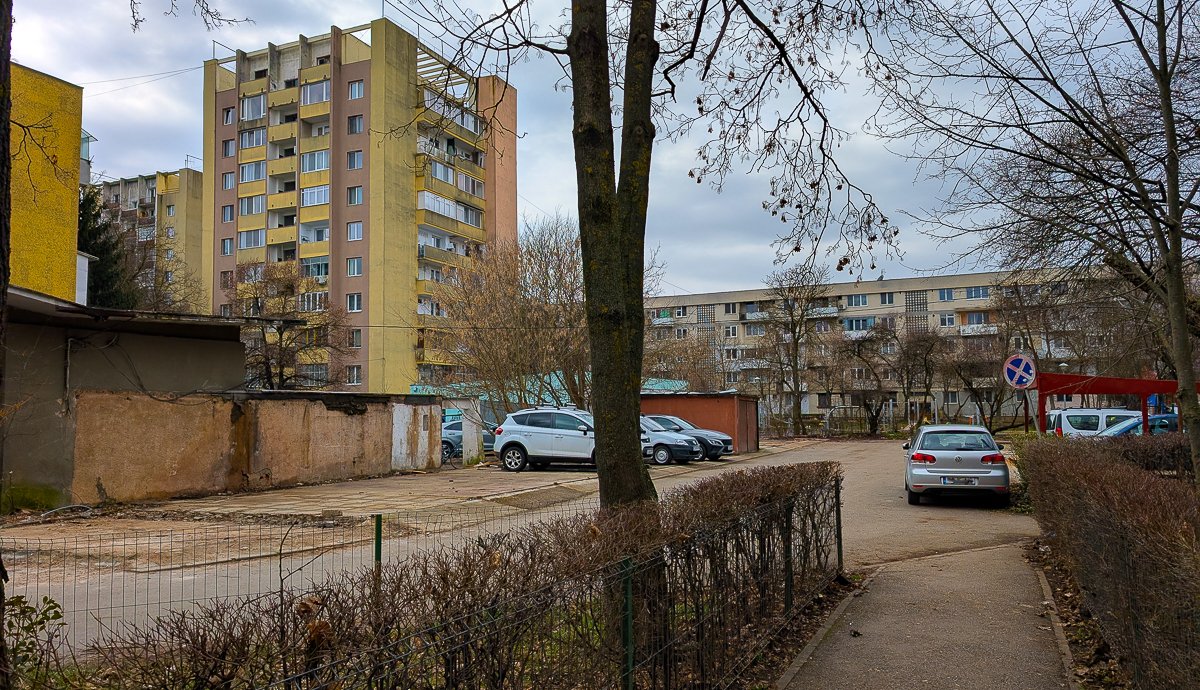 Néhányat a trafó falához ragasztva építettek meg.