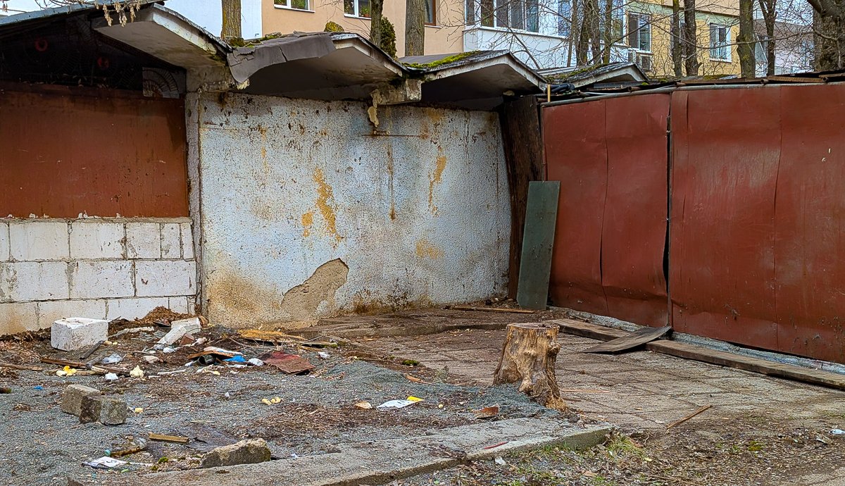 ... ahogy itt is. Ezt a tákolmányt a szemétház oldalához építették.