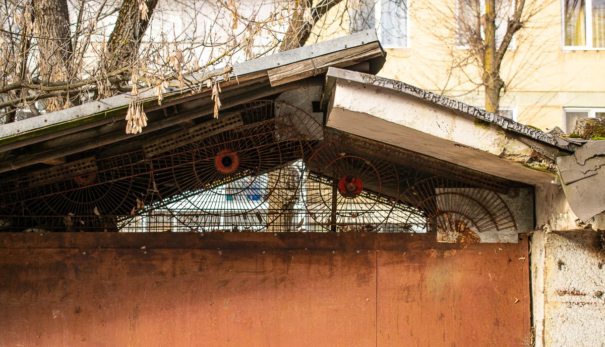 Egészen kreatív rácsminták bukkannak elő, ha közelebb merészkedik az ember a romokhoz.