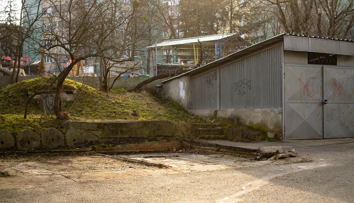 Azért nyaranta nem volt rossz mászkálni itt, felének már csak hűlt helye.