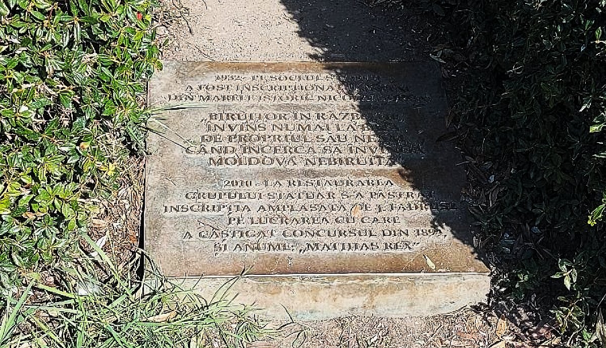 A hírhedt 1932-es Iorga-tábla a kolozsvári Mátyás-szoborcsoport előtt. (Fotó: Szántai János.) 