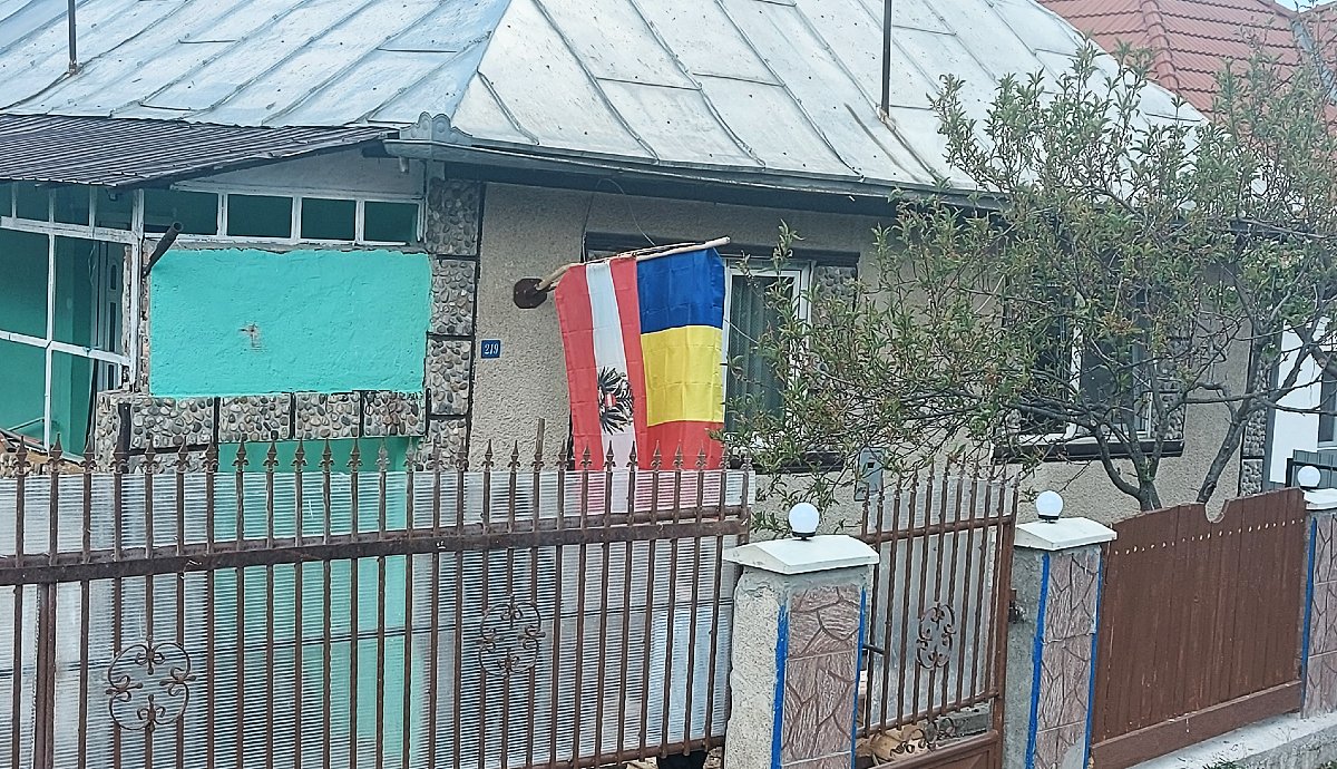 Mojgrád lakói büszkén kiteszik a román zászló mellé annak az országnak a lobogóját is, ahol vendégmunkásként dolgoztak, dolgoznak.