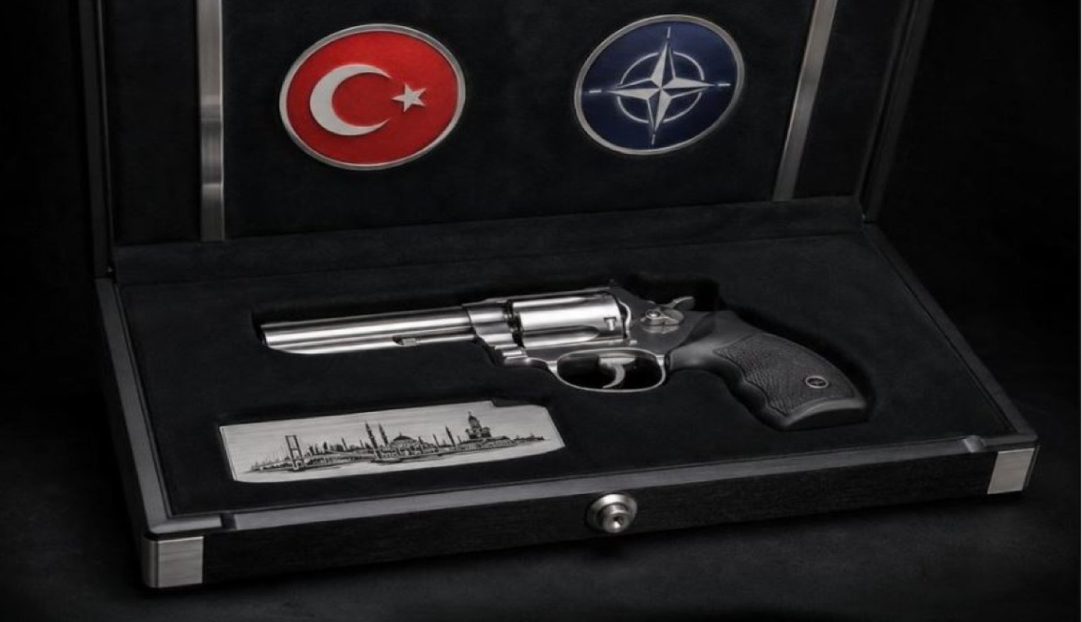 Na, mit csinál Nicușor Dan az Erdoğantól kapott pisztollyal?