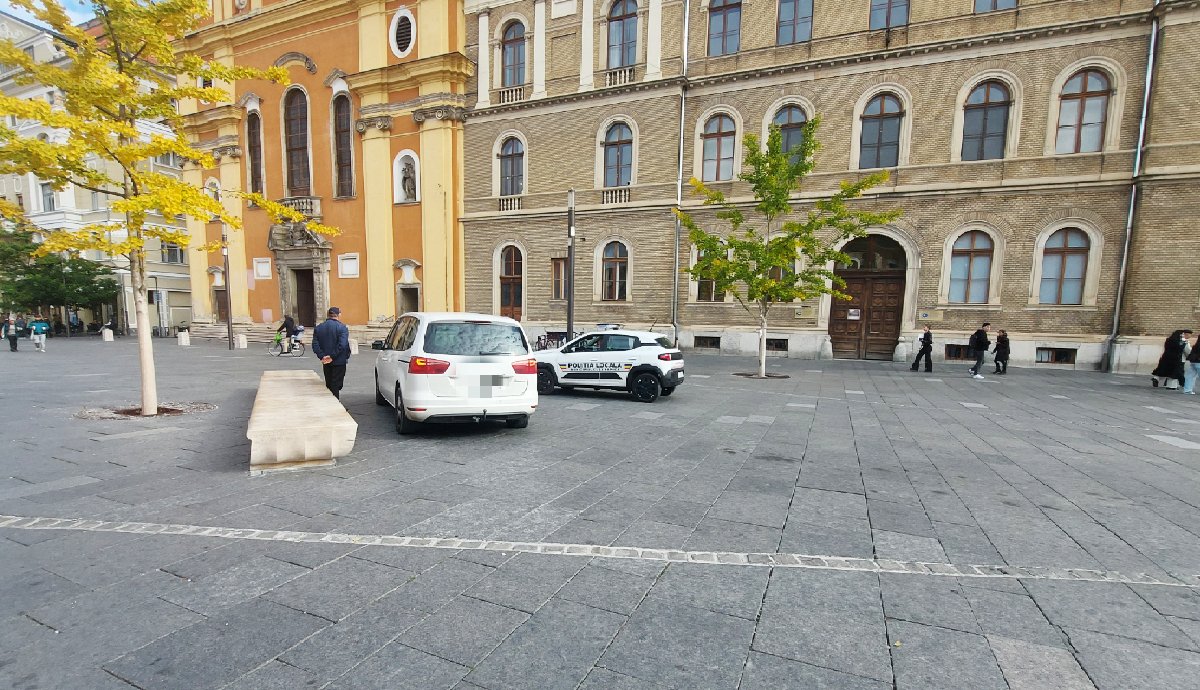Ez az egyik leggyakoribb látvány az Egyetem utcában. Csak úgy megáll egy autó. Ahol éri. A smekkerek fejében az van, hogy ha sehol se szabad megállni, akkor mindenütt lehet. Most épp ott van a rendőr. De a leggyakrabban nincs ott. Ennyit a polgári tudatosságról.