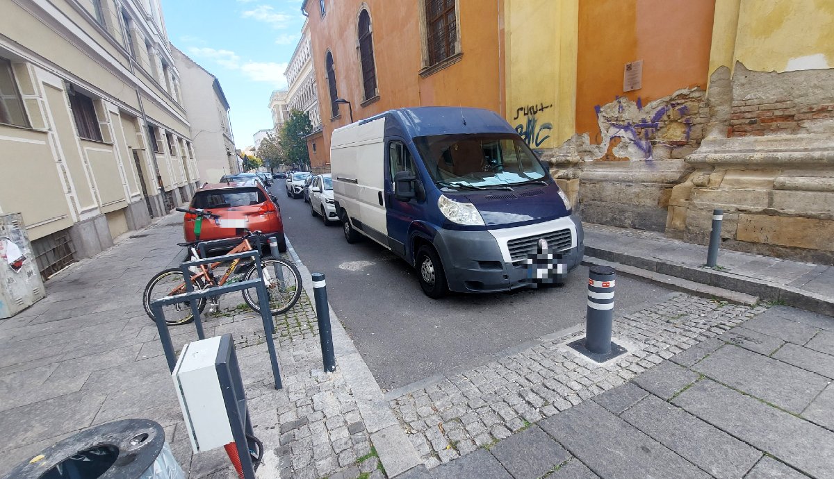 A Király utca és az Egyetem utca kereszteződésénél ismét baltás megoldást találtak ki a hatóságok. Ott senki se megy át. De akkor miért shared space? Mindegy is. A smekkerek viszont megint megtalálták a megoldást. Beállnak egymás mögé. Parkolódíjat se kell fizetni és a rendesen (sok pénzért) parkoló autókat is beszorítják a helyükre. Próbálj kijönni, csókolom!