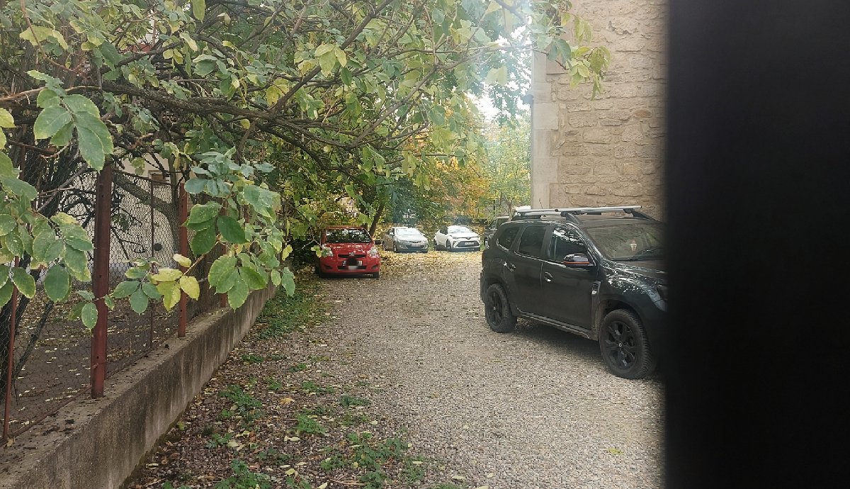 A Farkas utcai református templom kertjének egyik vége hevenyészett parkoló.