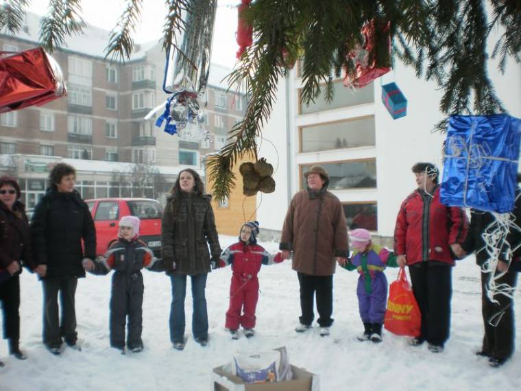 Díszben a kis angyalok karácsonyfája