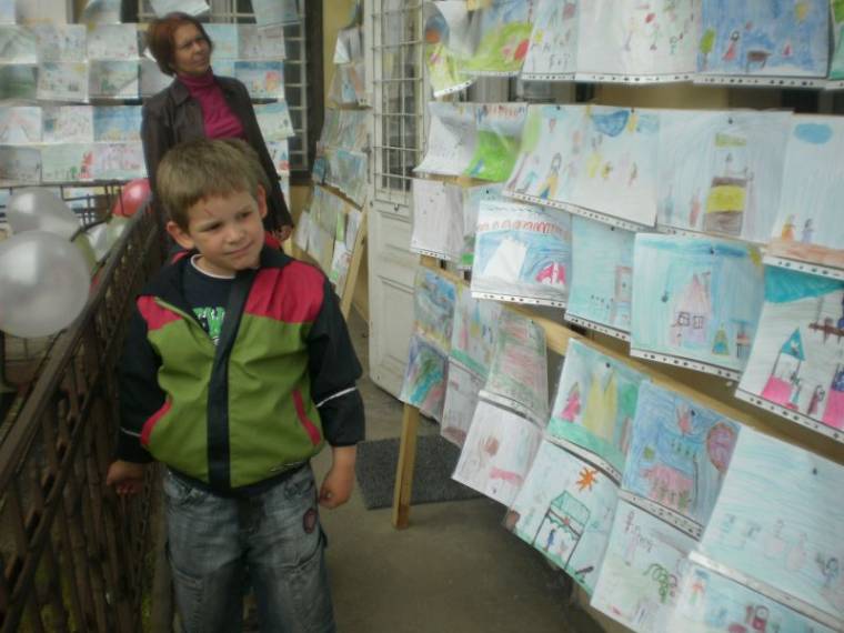 Gyermeknap: hancúrozás esőben, sárban