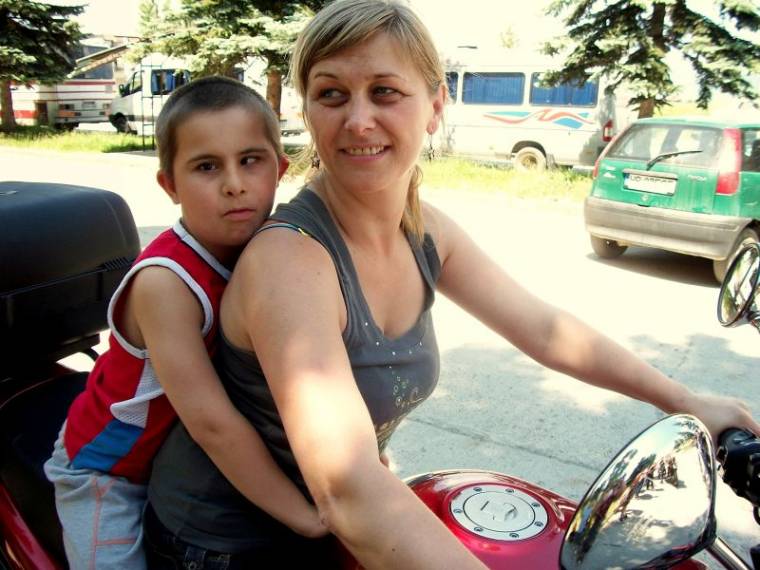 Száguldás, szeretet: ajándék motorozás pótgyereknapra
