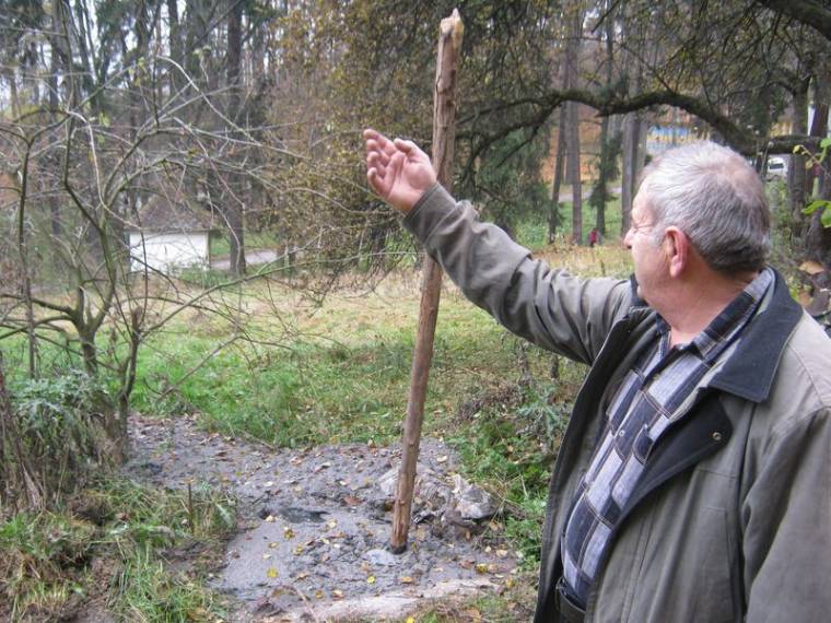 Valami bűzlik a Csiky-kertben