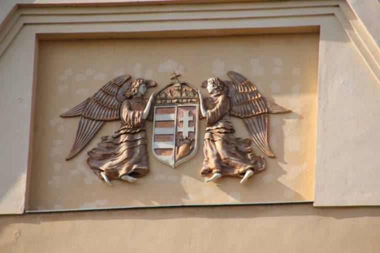 Visszakerült a magyar címer a Salamon Ernő Gimnázium homlokzatára