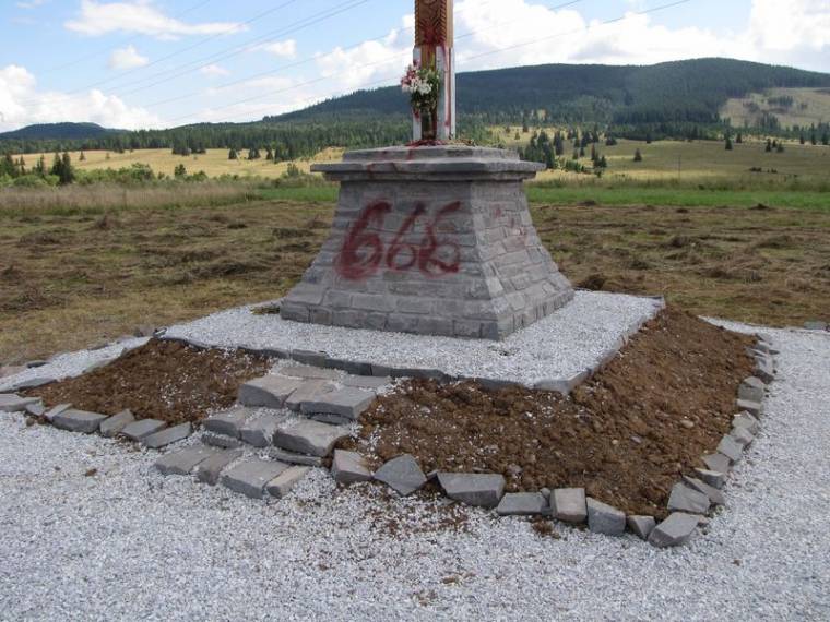 Sátánista és románokat sértő felirat a marosfői kereszten