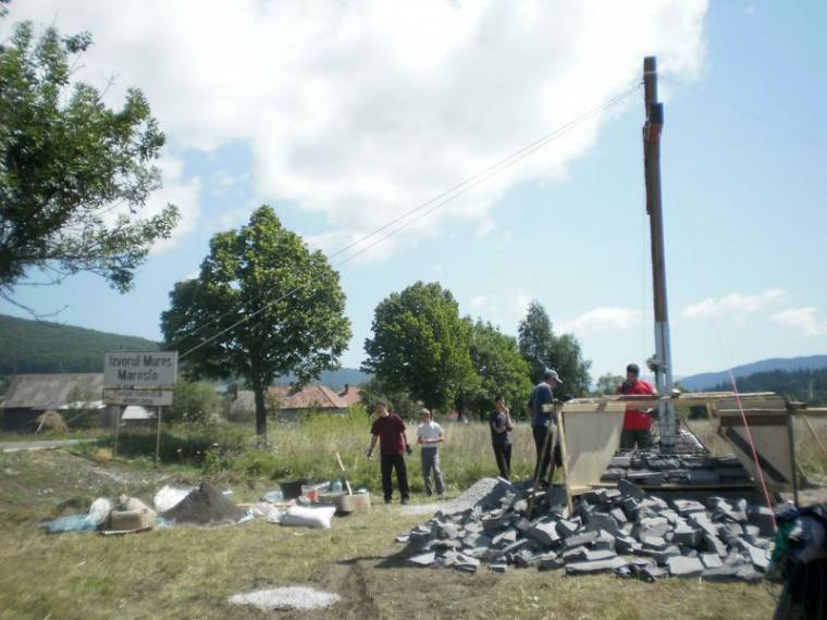 Újonnan épített kereszt áll Marosfő határában