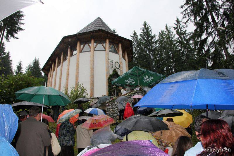 Búcsú a Szent Kristóf-kápolnánál. Archív •  Fotó: Pethő Melánia