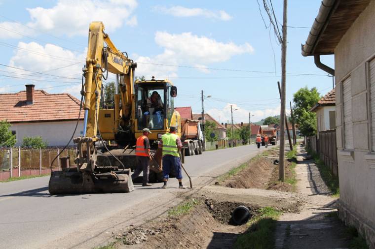 Ditróban is elkezdődtek az útjavítások
