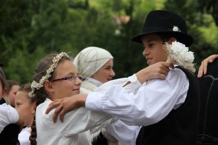 Tizenegy éves menyasszony, vele egykorú vőlegény