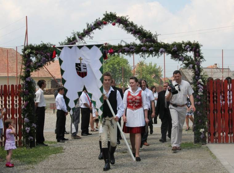 Virágkapun léptek át a nagybetűs életbe