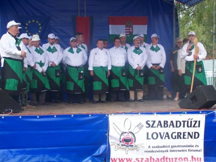 Lovaggá avatták a gyergyói szakácsot